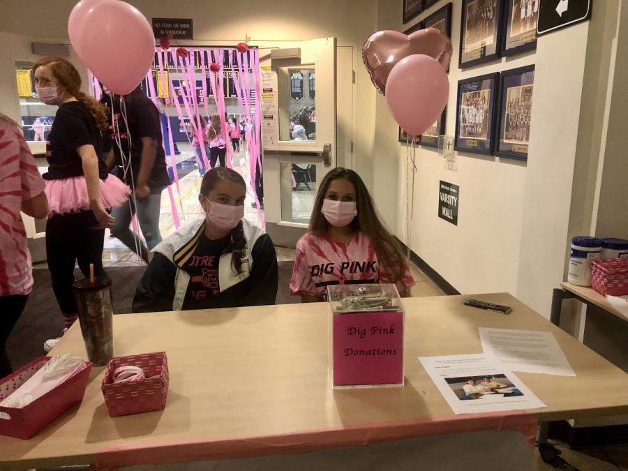 Juniors Delaney Icard-Cullen and Athena 
Carvallo run the Dig Pink check-in table.