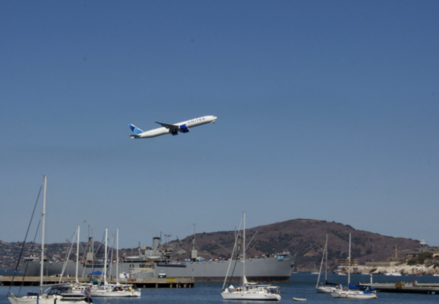 United+Boeing+777+flying+past+the+marina.