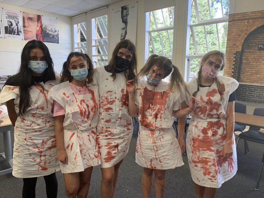 Link Crew leaders dressed up as nurses and 
patients to scare freshmen in the haunted house.