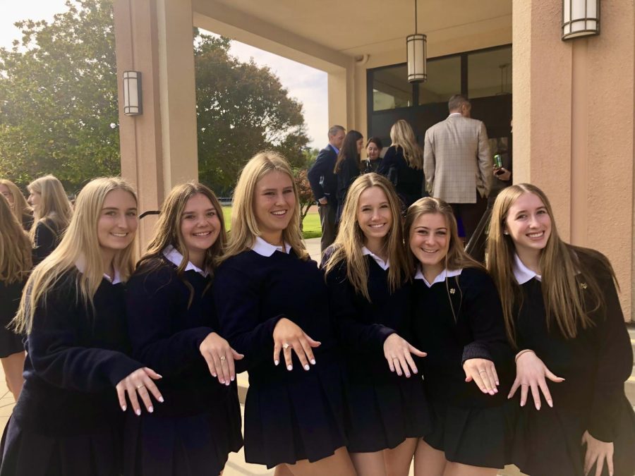 Students from the class of 24 show off their rings after their Junior Ring Ceremony.