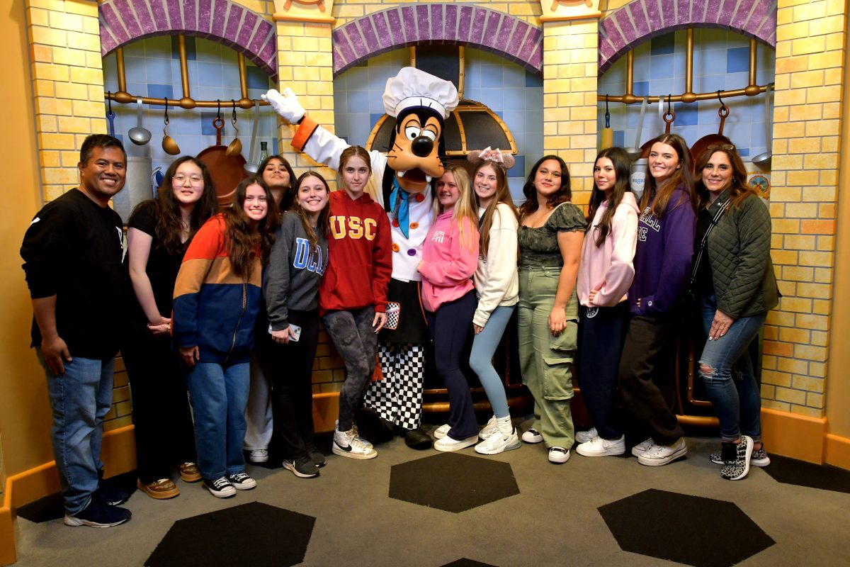 Raena Mullan (farthest to the right) poses with students at the Los Angeles Intersession trip.