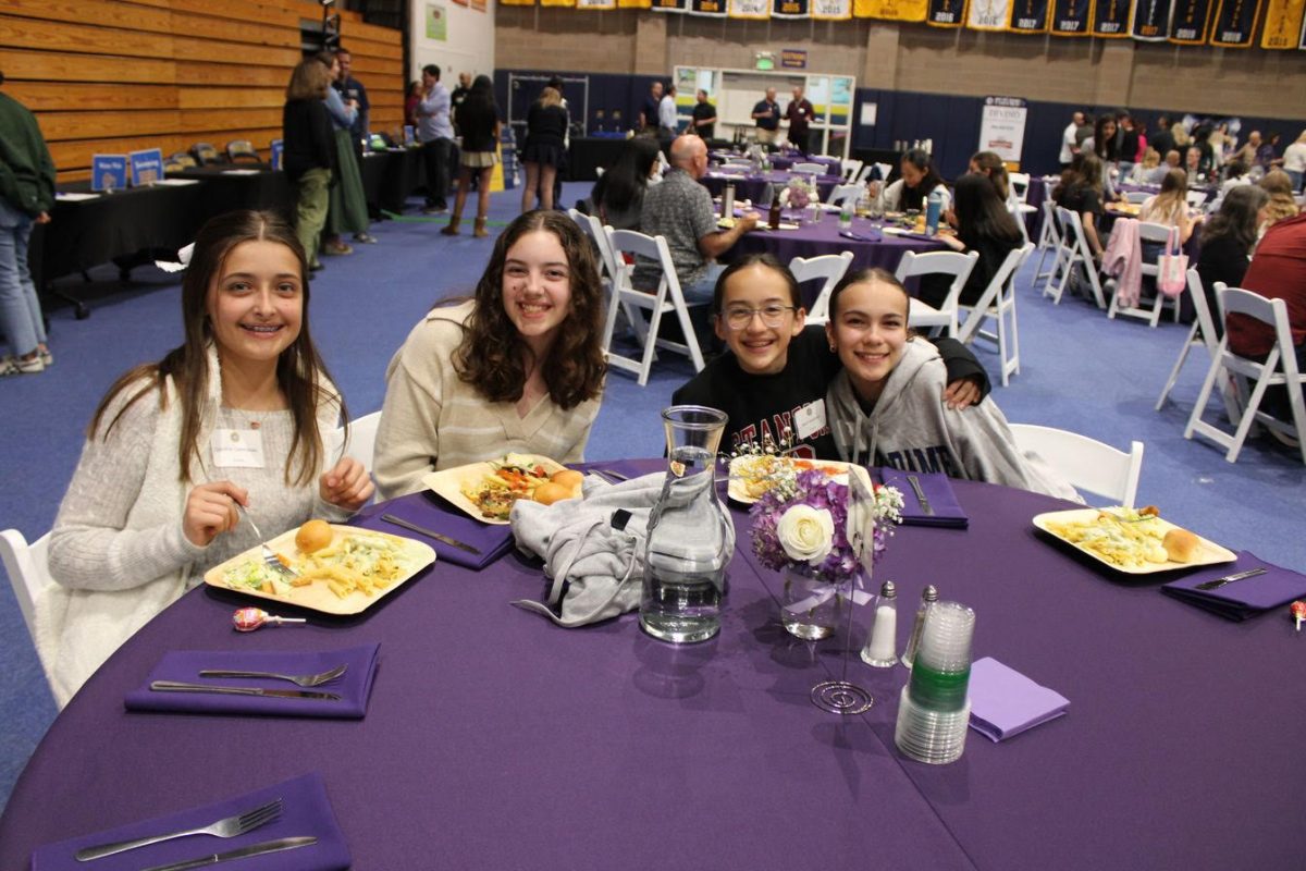 Incoming freshmen enjoy their welcome dinner.