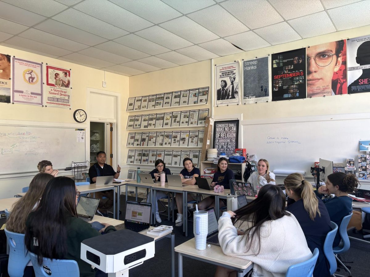 AP English Literature students discuss how the themes of the science fiction novel “Never Let Me Go” by Ka-
zuo Ishiguro apply to contemporary morals and ethics of human reproduction, cloning and stem cell research.