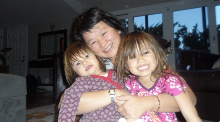 Zaria Bedard with her sister and her mom posing for a photo.